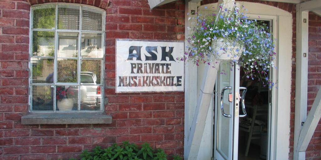 Bilde/illustrasjon om Ask Private Musikkskole
